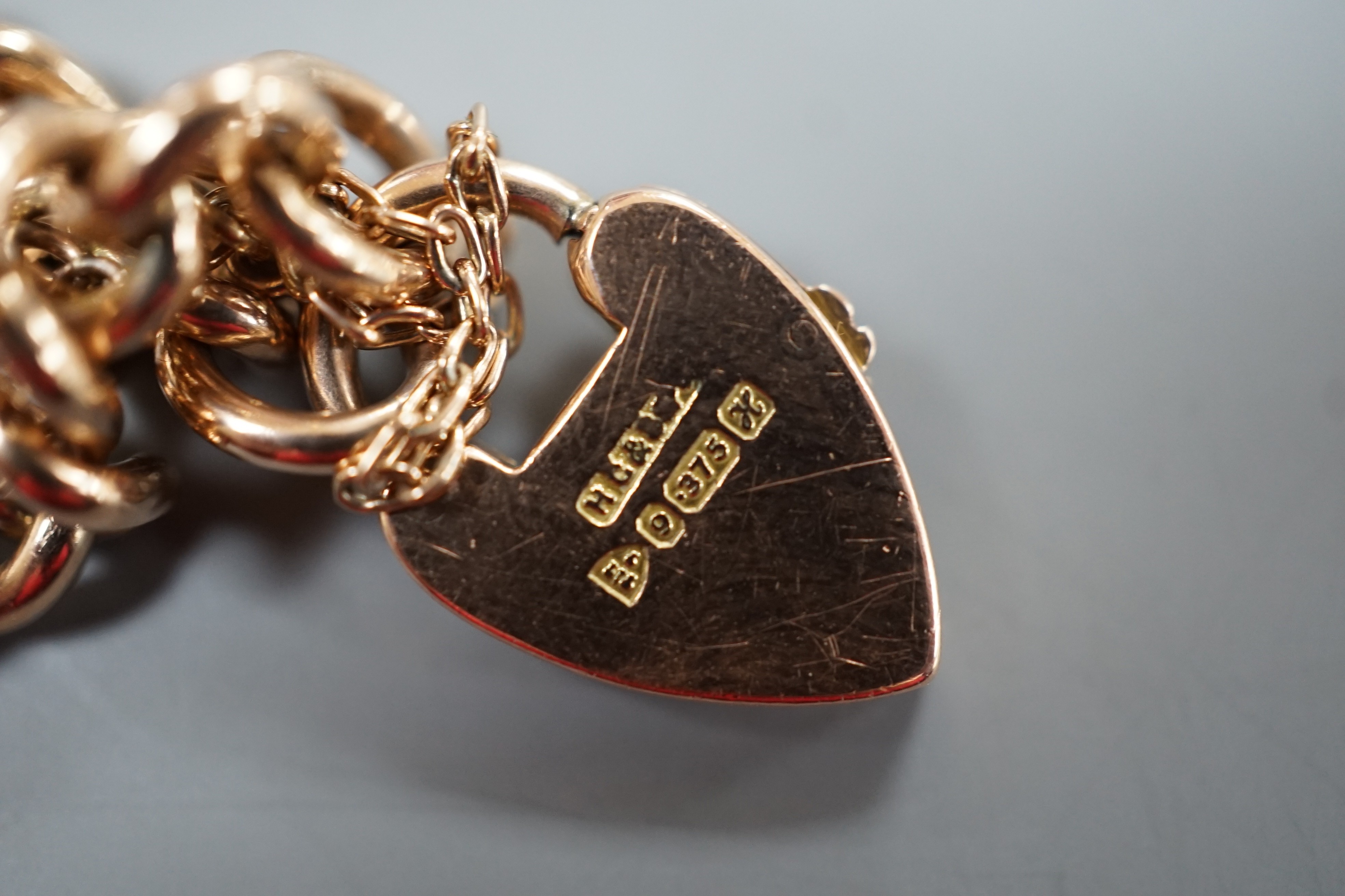 An Edwardian 9ct gold curb link bracelet with heart shaped padlock clasp, approx. 18cm, 11.4 grams.